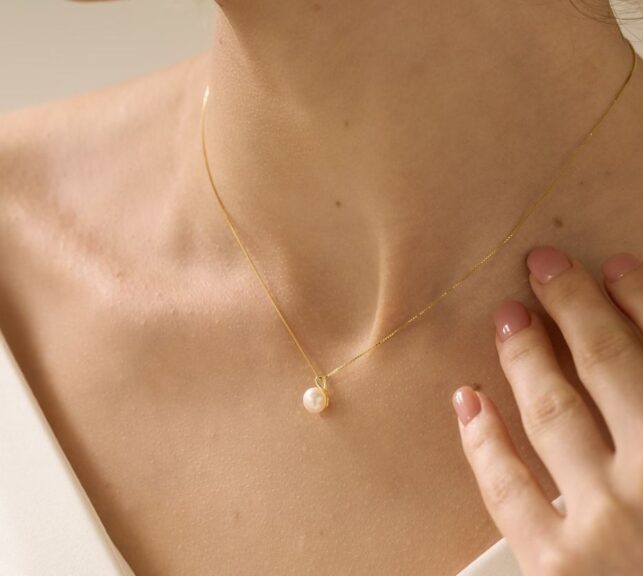 minimalist pearl necklace